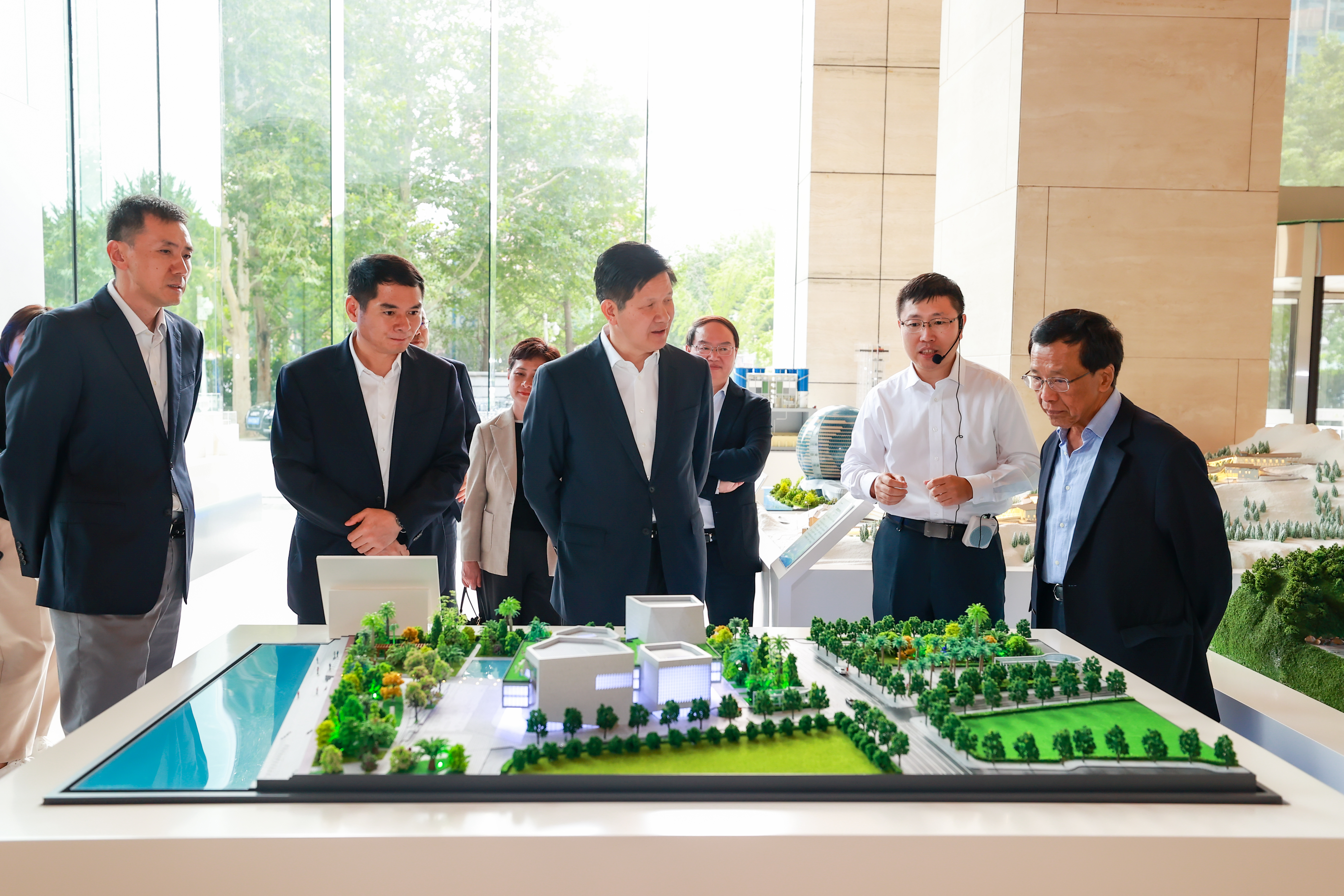 参观中冶科技展