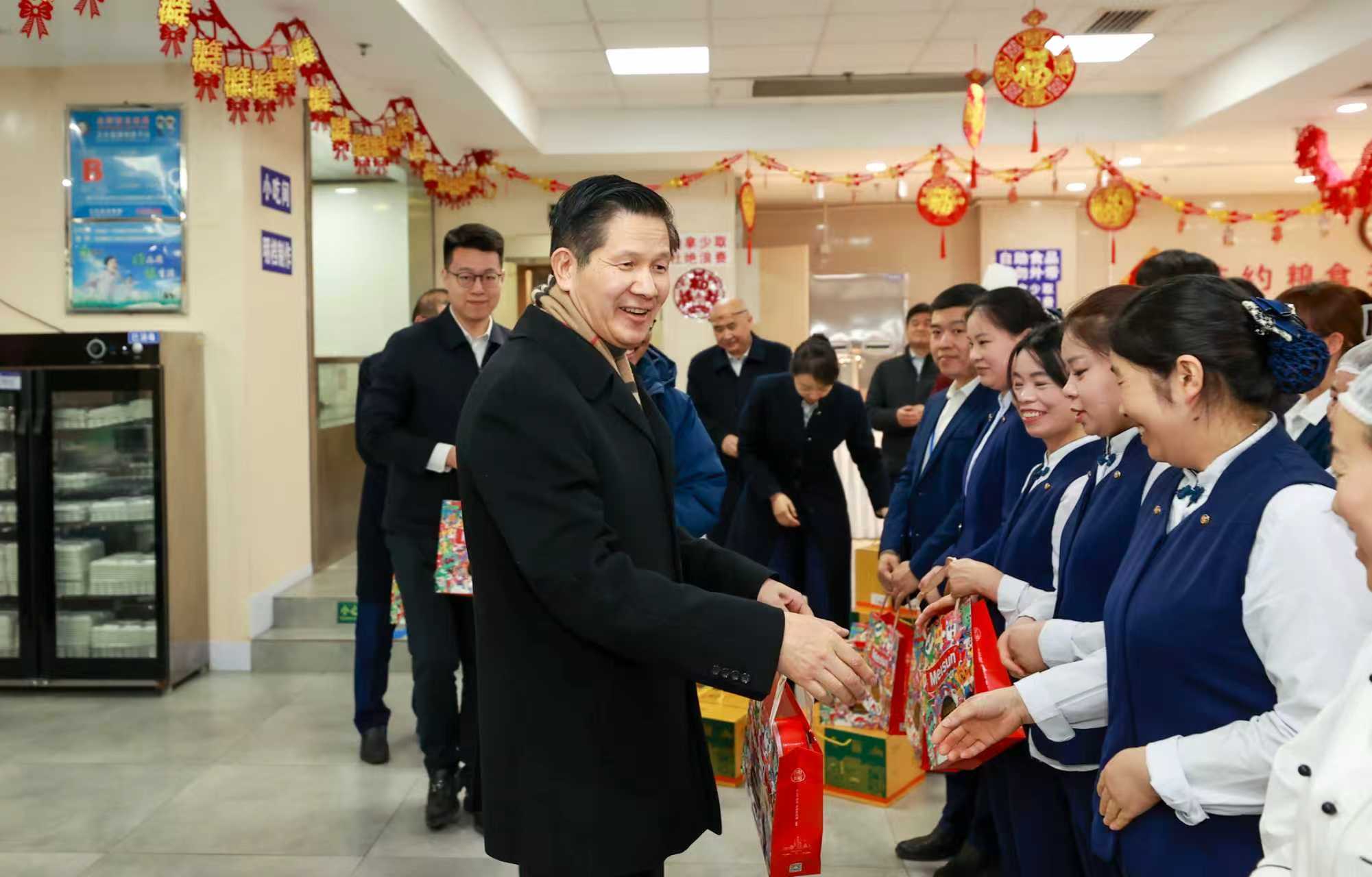 2-陈建光慰问中冶大厦后勤人员