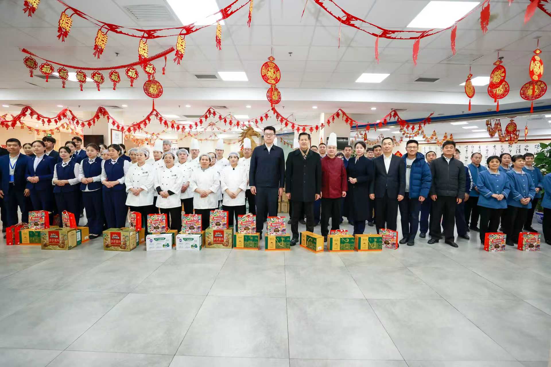 3-陈建光与中冶大厦后勤人员合影