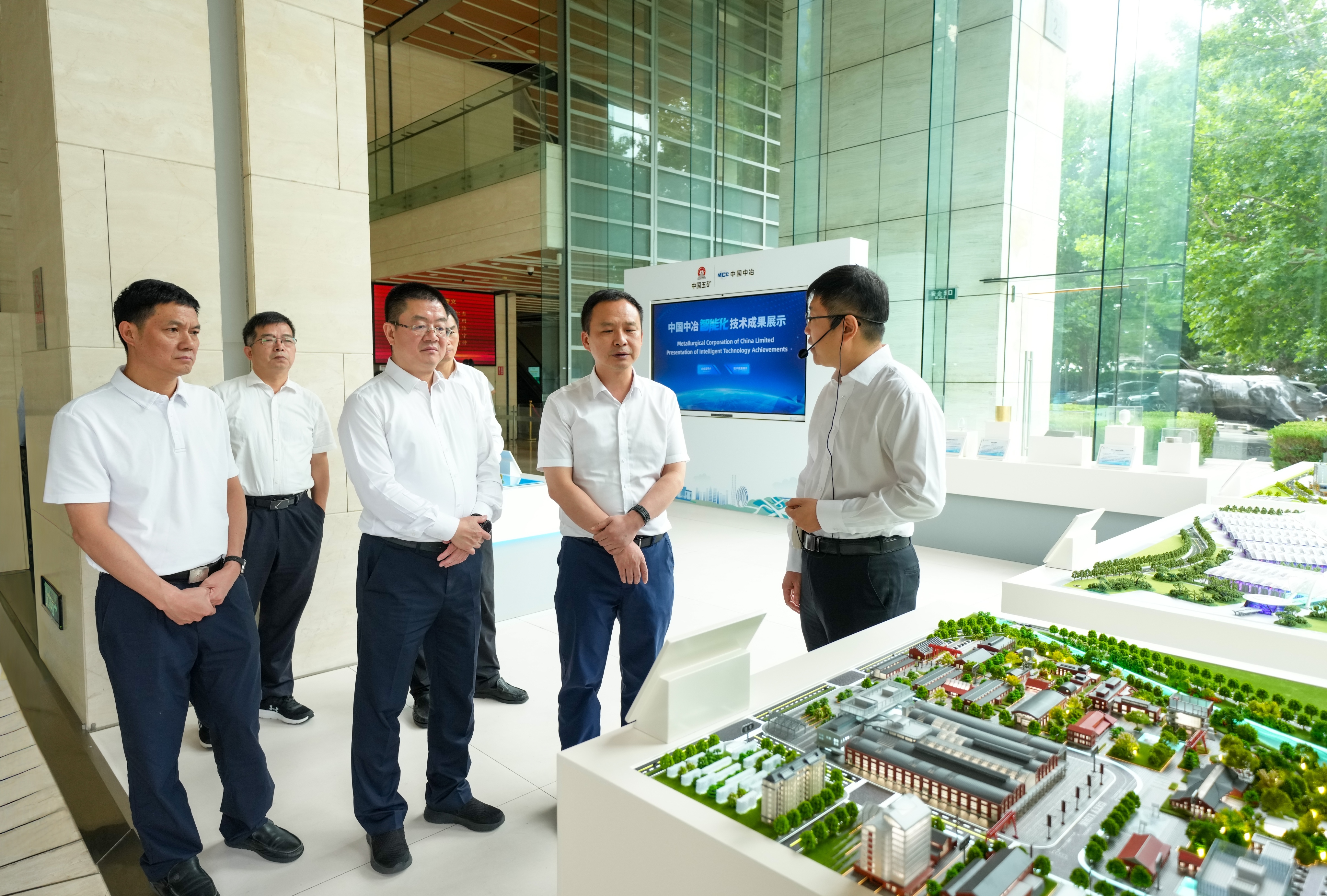 参观中国中冶科技成果展