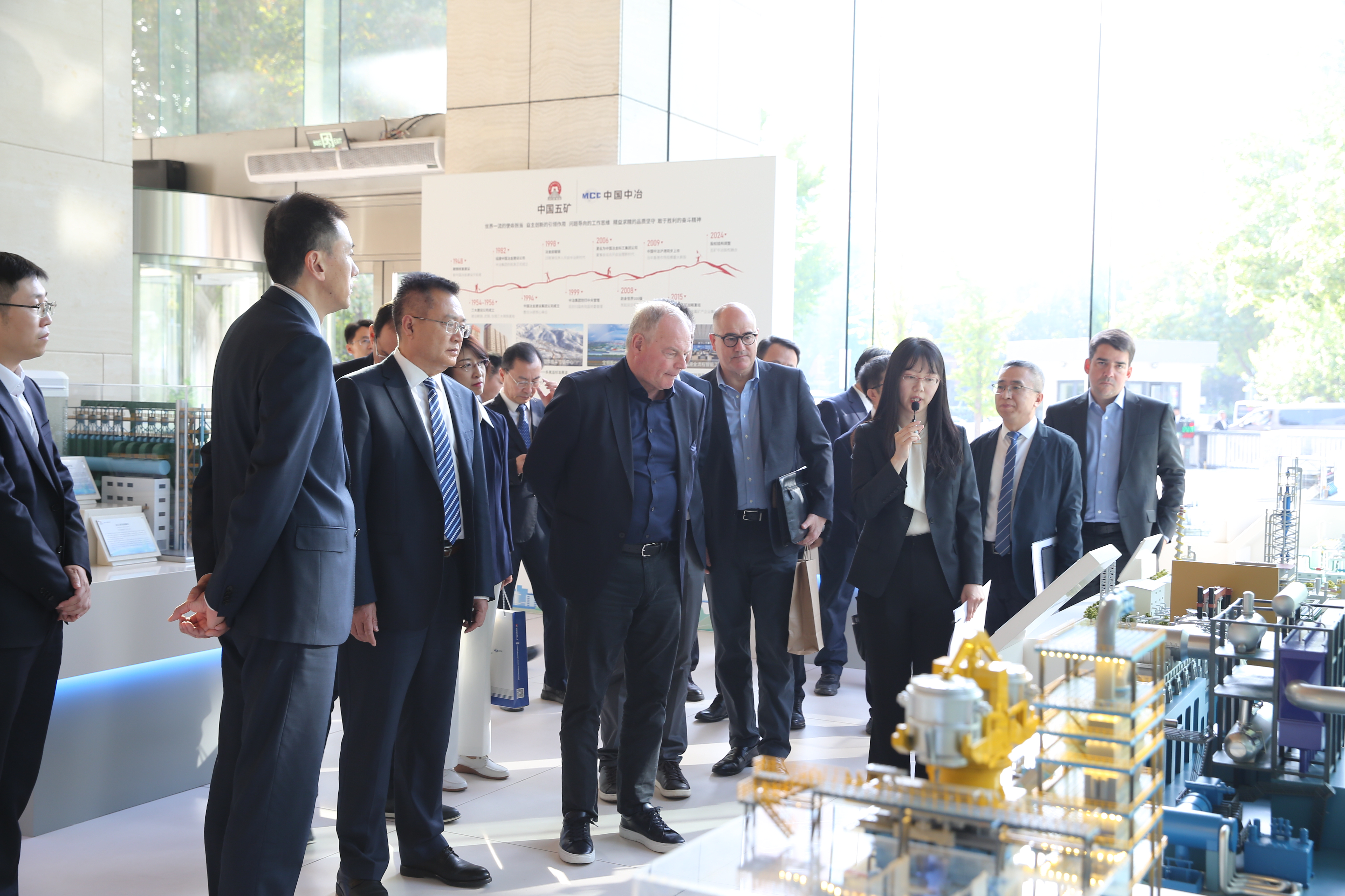 参观中国中冶科技成果展